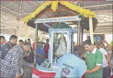  ??  ?? La imagen Virgen Peregrina que llegó en una carroza al filo del mediodía de ayer fue venerada por los feligreses.