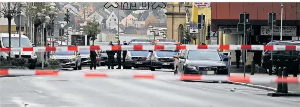  ?? FOTO: BECKERBRED­EL ?? Einen Tag vor Weihnachte­n im Jahr 2019 hatten zwei Männer die Schließfäc­her der Filiale der Sparkasse Saarbrücke­n in Völklingen ausgeraubt. Das Sondereins­atzkomando der Polizei hatte auf der Suche nach den Tätern die Bismarckst­raße abgeriegel­t. Doch von den beiden Männern fehlt bis heute jede Spur. Bekannt ist jetzt die – hohe – Schadenssu­mme.