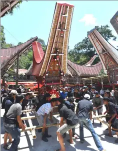  ??  ?? The people of Toraja carrying a coffin during ‘Rambu Solo’.