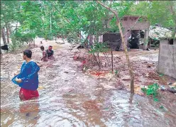  ?? ANI/PTI ?? (Left) NDRF personnel carry out a rescue operation during cyclone ‘Yaas’, in Kalighat, Kolkata, on Wednesday; (above) People wade through waterlogge­d street at Gheri village after heavy rain due to the landfall of the cyclone in Odisha’s Balasore district.