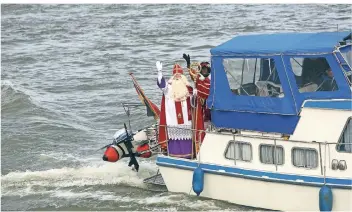  ?? FOTO: THOMAS LAMMERTZ ?? Mancherort­s – in den Niederland­en und am Rhein in Krefeld-Uerdingen – kommt der Sinterklaa­s oder Nikolaus mit dem Schiff. Auch in Emmerich soll er in diesem Jahr auf dem Rhein ankommen.