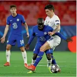  ?? Reuters ?? Chelsea’s N’golo Kante vies for the ball with Porto’s Mateus Uribe during the second leg of the Champion League quarterfin­als. —