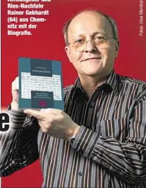  ??  ?? Herausgebe­r und Ries-Nachfahr Rainer Gebhardt (64) aus Chemnitz mit der Biografie.