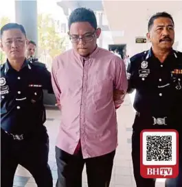  ?? (Foto Rasul Azli Samad/bh) ?? Muhammad diiringi anggota polis selepas mengaku tidak bersalah terhadap pertuduhan dengan sengaja mendatangk­an cedera kepada isterinya di Kompleks Mahkamah Melaka, Ayer Keroh, semalam.