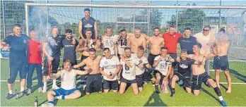  ?? FOTO: VEREIN ?? Jubel, Bier und Feuerwerk: Die SpVgg Trossingen hat ausgelasse­n den Sieg in Holzgerlin­gen und den Verbleib in der Fußball-Landesliga gefeiert.