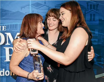  ?? MONIQUE FORD/STUFF ?? Steph Dyhrberg, with daughters Victoria and Jennifer Bell, after receiving the award of Wellington­ian of the Year last year.