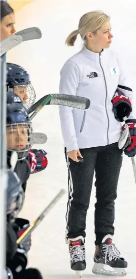  ??  ?? Bei Koreas kanadische­r Trainerin Sarah Murray kam Wehmut auf. „Der Sport bringt Menschen zusammen, der Sport reißt Mauern ein“, sagte sie. „Ich bin so stolz auf das Team. Nach dem letzten Training haben sie sich umarmt und Fotos gemacht.“