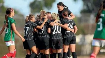  ?? PHOTOSPORT ?? The Football Ferns celebrate CJ Bott’s late winner against Mexico yesterday in California.