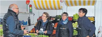  ?? FOTO: KATJA WAIZENEGGE­R ?? Rudolf Dentler übergibt Ursula Maucher (links) und ihren Helferinne­n im Tafelladen Gutscheine für bedürftige Kinder und Rentner.