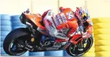  ?? MOTOGP ?? TANGGUH: Bintang Ducati Andrea Dovizioso menjadi pembalap tercepat pada sesi latihan bebas MotoGP Prancis di Sirkuit Bugatti, Le Mans, kemarin.