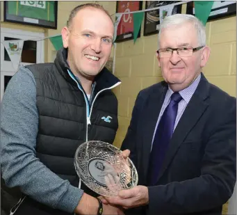  ??  ?? All Ireland Senior Football Final referee Conor Lane receives a presentati­on from Joe Kearns, Chairman at the Duhallow Junior Board Convention.