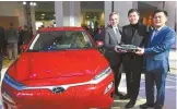  ?? Courtesy of Hyundai Motor ?? William Lee, right, president and CEO of Hyundai Motor North America, holds the trophy for the Hyundai Kona SUV winning the North American Car and Truck of the Year award in the utility segment, during the North American Internatio­nal Auto Show in Detroit, Monday.