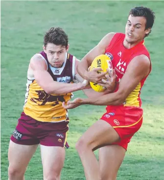  ?? Picture: GETTY IMAGES ?? The Suns’ Jack Bowes competes for the ball with Brisbane’s Lachie Neale.
