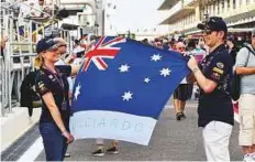  ?? Virendra Saklani/Gulf News ?? Daniel Ricciardo fans display a flag with his name ahead of the 2017 Formula 1 Etihad Airways Abu Dhabi Grand Prix.