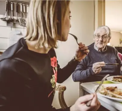  ??  ?? Isabelle eet samen met Wilfried. Elke dag wordt zijn eten bezorgd en één keer per week eet iemand mee.