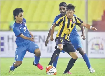  ??  ?? File photo of Nur Shamie Iszuan Amin (centre) in the thick of action.