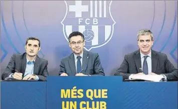  ?? FOTO: FC BARCELONA ?? Valverde, Bartomeu y Mestre, en la firma del contrato que cerraron junto a Òscar Grau, CEO del Barça