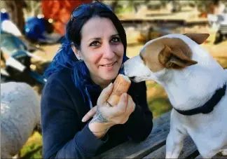  ?? (Photos M.L.M.) ?? Aude Roux avec Trash, le jack russel à trois pattes récupéré au fond d’une poubelle où il avait été jeté à peine né.