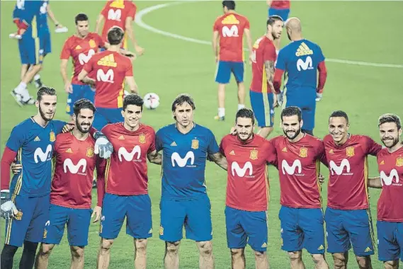  ?? FOTO: EFE ?? Julen Lopetegui posa con algunos de sus jugadores en el entrenamie­nto que realizó ayer la Roja en Jerusalén