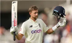  ??  ?? Joe Root acknowledg­es the crowd’s applause at Trent Bridge as he walks off at the end of his innings. Photograph: Tim Goode/PA