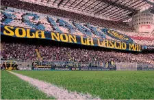  ??  ?? Coreografi­a dei tifosi dell’Inter a San Siro prima di una gara di A