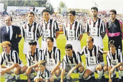  ?? ASOCIACIÓN VETERANOS CD BADAJOZ ?? El equipo Los blanquineg­ros lograron el ascenso en un abarrotado estadio. -