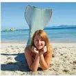  ??  ?? Angelina Huyras als Meerjungfr­au am Strand von Mallorca.
FOTO: HUYRAS