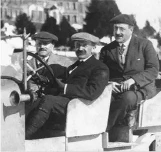  ??  ?? Above left: Frenchman Adolphe Kégresse was born in 1879 and worked for Tsar Nicholas II before returning to France to concentrat­e on the developmen­t of his own Autoserve double-clutch transmissi­on. He is without question the father of the modern day PDK gearboxAbo­ve right: Sectional drawing of Kégresseʼs double-clutch transmissi­on formed part of a patent applicatio­n filed posthumous­ly in 1946. The layout, with its concentric shafts, is virtually identical to the PDK of today