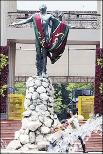  ??  ?? Graduating UP students pose for a photo under the Oblation draped in a
Sablay, the traditiona­l symbol of the state university, ahead of the commenceme­nt rites in Diliman this weekend. BOY SANTOS