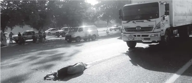  ??  ?? >El joven quedó tirado sobre la carretera México 15.