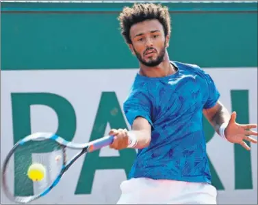  ??  ?? ELIMINADO. Maxime Hamou, en su partido de primera ronda en el que perdió ante Pablo Cuevas.