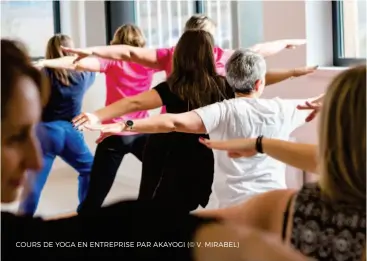  ??  ?? COURS DE YOGA EN ENTREPRISE PAR AKAYOGI (© V. MIRABEL)