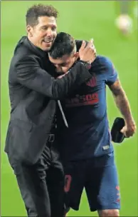  ??  ?? El abrazo de Simeone a Correa.
