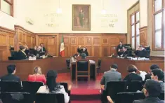  ??  ?? Los ministros de la Segunda Sala de la Corte resolviero­n por unanimidad los amparos promovidos por José Antonio Altamirano y Aciel Sibaja Mendoza.