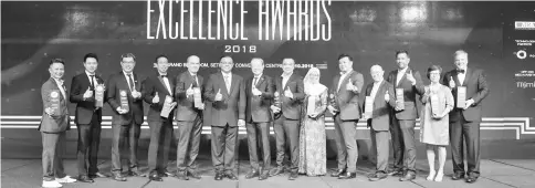  ??  ?? Lim (seventh left) and Isham (sixth left) posing with the recipients of the 30 Years of Excellence Recognitio­n at the Business Events Excellence Awards 2018.