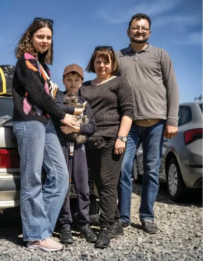  ?? ?? La famille d’Oksana vient d’arriver en Roumanie. Elle a pu s’échapper sous les tirs des forces russes.
«Les enfants étaient effrayés et essayaient de se protéger comme ils le pouvaient dans la voiture.» Une longue route les attend: ils se dirigent vers Montpellie­r, en France.