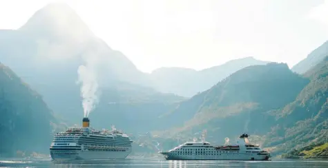  ?? Foto: Sigrid Harms, dpa ?? „Dicke braune Wolken“: der bei Touristen beliebte Geirangerf­jord im Südwesten des Landes.