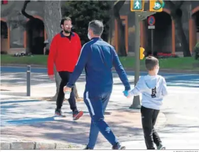  ?? ALBERTO DOMÍNGUEZ. ?? Un menor acompañado de un adulto por el centro de la capital onubense.