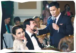  ??  ?? SERENADE. Ogie Olcasid dedicates his song to the golden couple