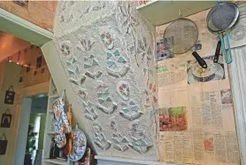  ?? PETERSON, MILWAUKEE JOURNAL SENTINEL ANGELA ?? Nancy Lindsey-Janusz created floral patterns from broken plates and used recipes from cookbooks to create wallpaper in the kitchen of the farmhouse.