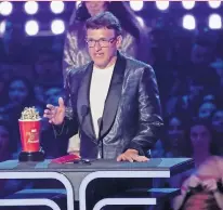  ??  ?? El DIRECTOR Anthony Russo acepta el premio a la Mejor Película para "Avengers: Endgame"