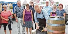  ??  ?? Entschloss­en und trocken mit zwei Schlägen auf den Zapfhahn eröffnete Burgheims Bürgermeis­ter Michael Böhm das diesjährig­e Marktfest.