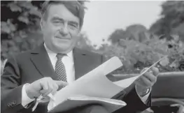  ??  ?? Claude Lanzmann poses after receiving le Prix des Arts et des Lettres in Paris in 1985.