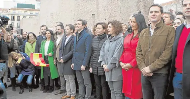  ?? ISABEL PERMUY ?? Santiago Abascal, Pablo Casado y Albert Rivera, entre otros muchos dirigentes de PP, Cs, Vox, Foro, UPN, PAR y UPyD, en Colón hace dos años