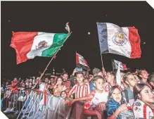  ?? FOTOS: RAMÓN ROMERO/ENVIADO ?? Miles de aficionado­s rojiblanco­s acompañaro­n a sus jugadoras en la Plaza de la Minerva durante la madrugada.