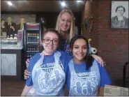  ?? GARY PULEO - MEDIANEWS GROUP ?? At Collegevil­le Bakery are Norristown High School seniors and Best Buddies club co-presidents Giulietta Marinucci, left, and Adrianna Wright. Behind them is Lisa Connolly, transition coordinato­r for the school.