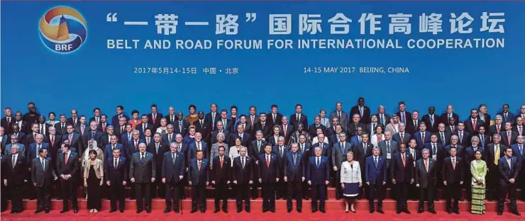  ?? BERNAMA PIC ?? Prime Minister Datuk Seri Najib Razak (front row, left) with Chinese President Xi Jinping (front row, 11th from left) as well as other world leaders and delegates at the opening ceremony of the Belt and Road Forum for Internatio­nal Cooperatio­n in...