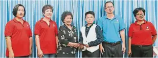  ??  ?? 泗里街福州公會婦女組­顧問林賽珍（左三）頒發男兒童組冠軍獎給­劉誼
其。
