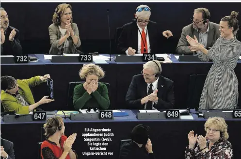  ??  ?? EU-Abgeordnet­e applaudier­en Judith Sargentini (648). Sie legte den kritischen Ungarn-Bericht vor