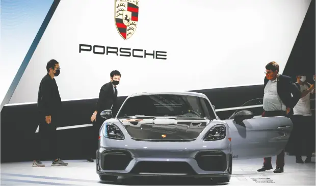  ?? RINGO CHIU / REUTERS FILES ?? A proposed spinoff of the Porsche brand in an IPO would leave the billionair­e Porsche and Piech clan, which controls VW through voting shares, in control of the new entity. Above, a 2022 Porsche 718 Cayman GT4 RS on display at the 2021 L.A. Auto Show.